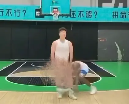 《牛教练的裤子》黑哥不讲武德偷袭完整视频-《牛教练的裤子》1080P高清画质免费观看-牛教练追黑哥全场跑冲突无删减