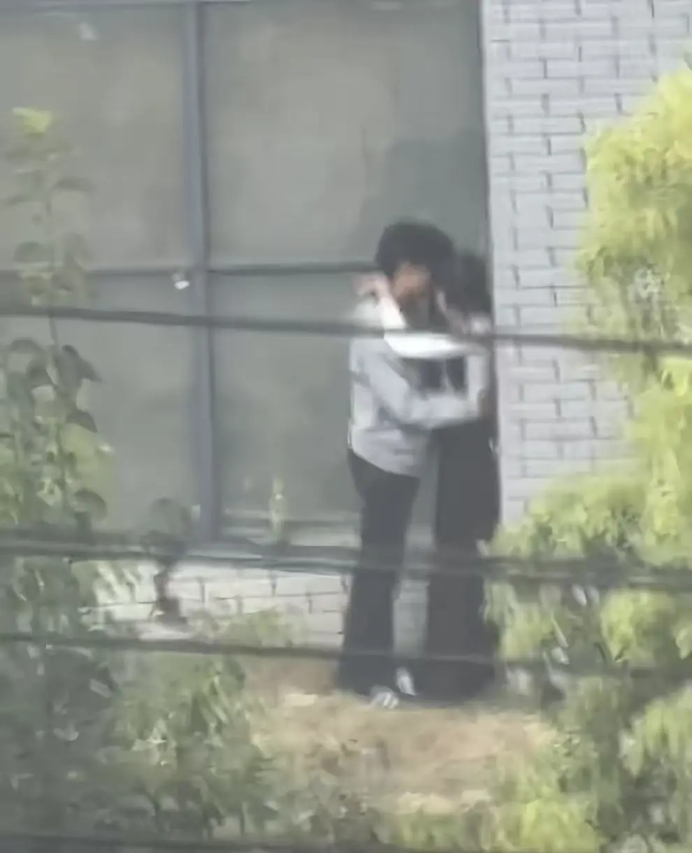 《蚌埠职教园情侣野外吃冰棒视频》完整版流出引热议-蚌埠职教园情侣野外吃冰棒视频原生态实录-免费鉴赏高清播放