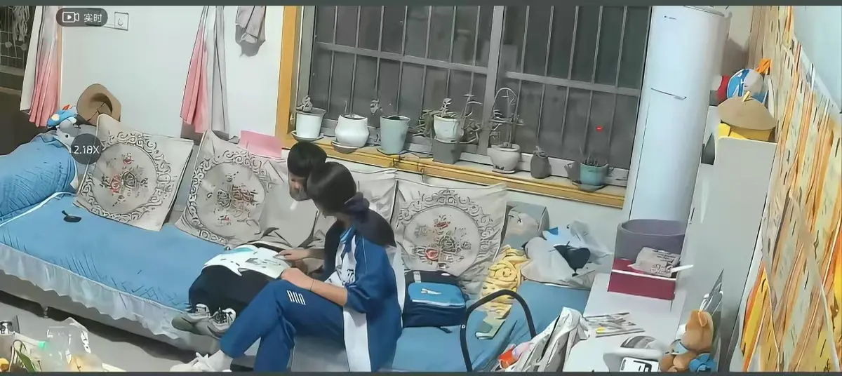 《来自姐姐的爱》无删减完整版在线播放-高清正片免费下载看全集-姐姐对弟弟的日常引导暖心瞬间-来自姐姐的爱监控下辅导作业名场面